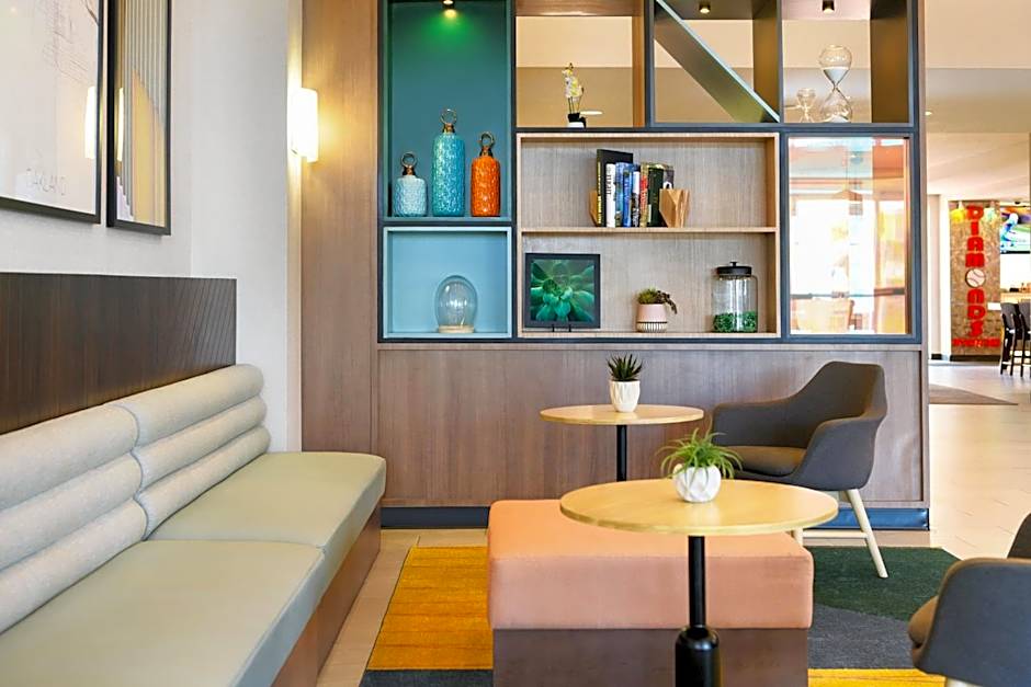 Holiday Inn & Suites Oakland - Airport by IHG