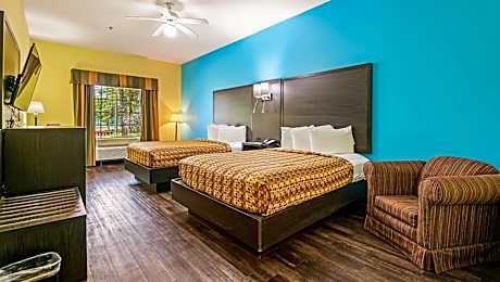 Queen Room with Two Queen Beds (Pet Friendly)