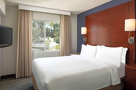 Hearing Accessible Two Bedroom Suite Two Queens