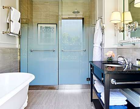 Junior King Suite with Sofa Bed