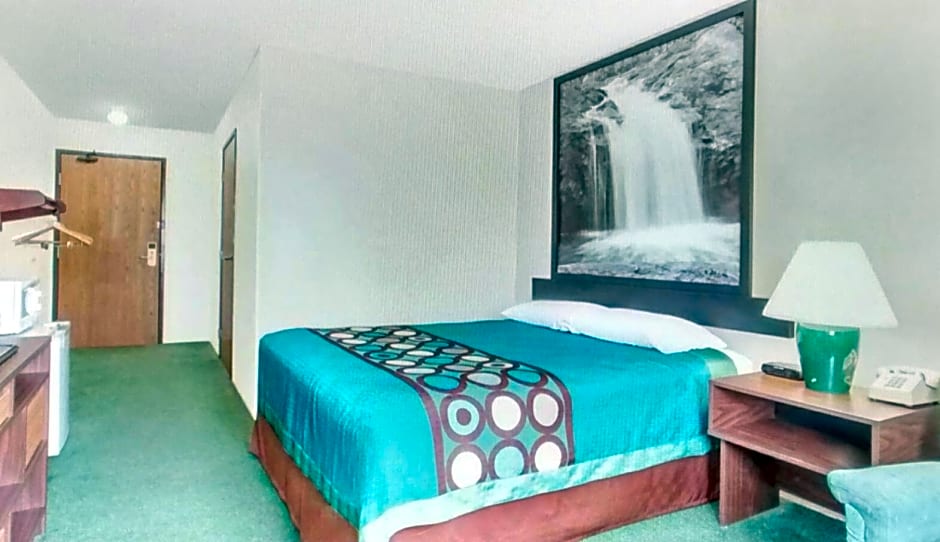 Super 8 by Wyndham Reedsburg