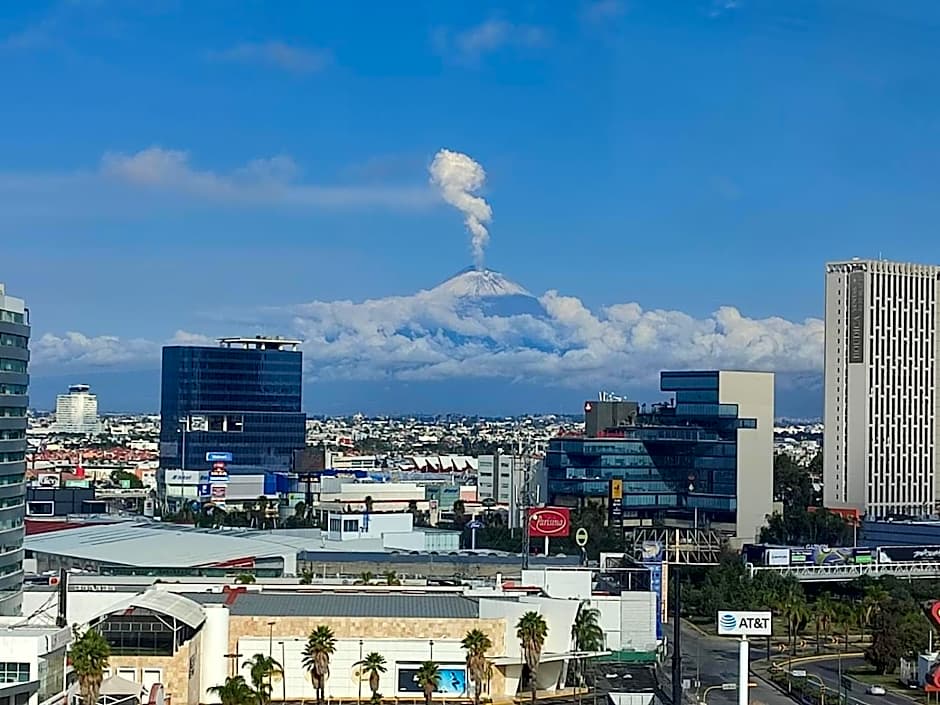 La Quinta Inn & Suites by Wyndham Puebla Palmas
