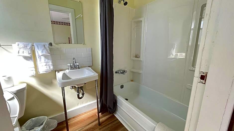 Admiral's Quay Motel & Suites