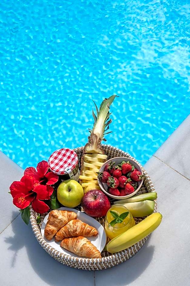 Crystal Blue Hotel, Barbati