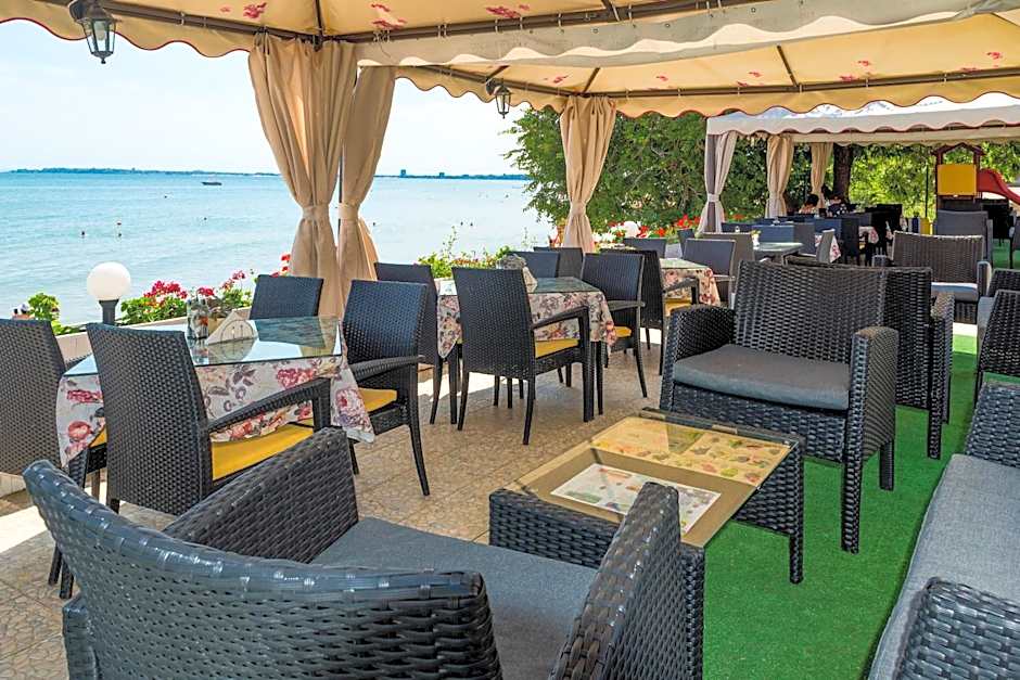 Iris Beach Hotel