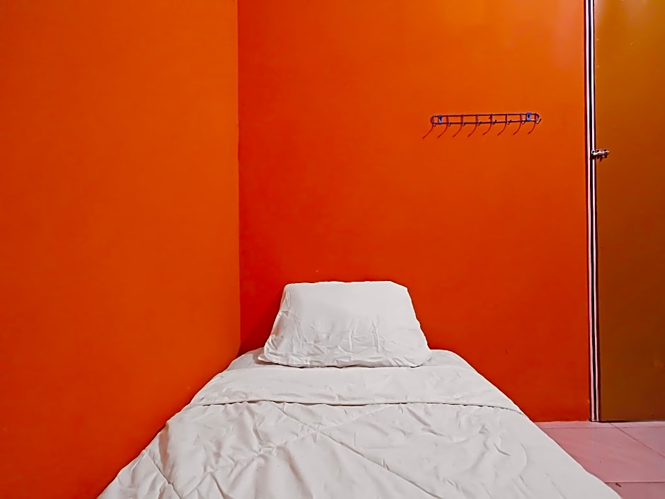 SPOT ON 92569 Anto Homestay SyariahNearPelabuhan Feri Harbor Bay