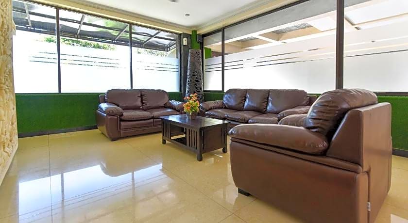 RedDoorz Plus near Mall Bali Galeria 2