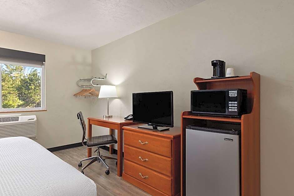 Super 8 by Wyndham Roseburg