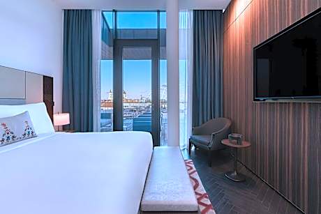 Contemporary Suite, 1 Bedroom Suite, 1 King, Street view, Balcony