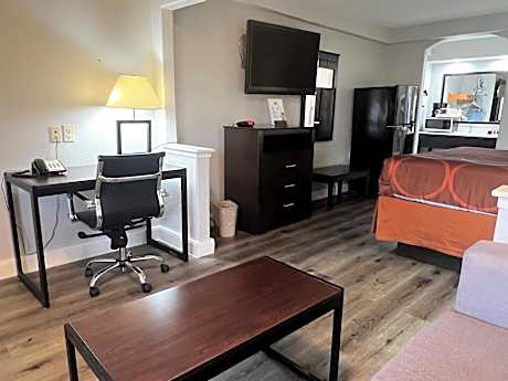 King Room with Bath Tub - Mobility Accessible/Non-Smoking