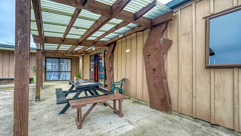 Beachcomber Lodge & Backpacker