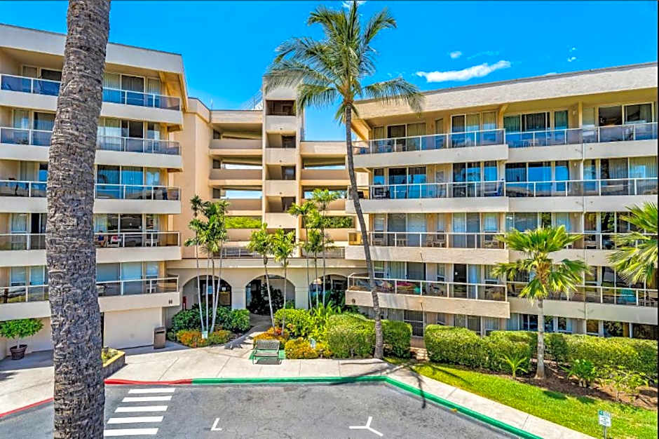 Renovated Condo - 3 Min Walk to Toes in the Sand!