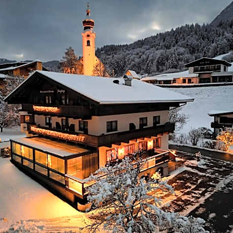 Dorfcafe Unken Hotelpension sWirtshaus im Dorf