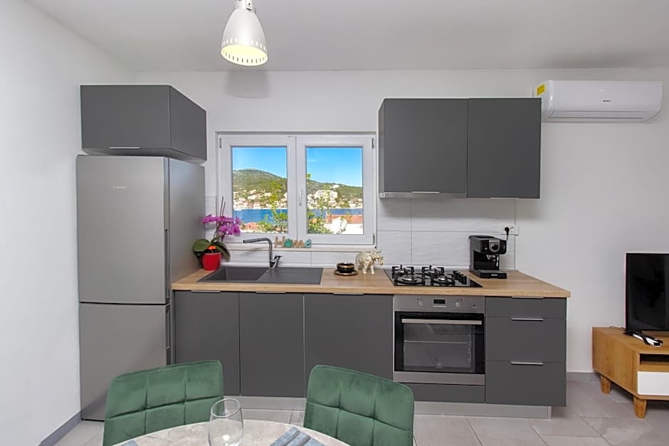 Villa Dalmatian Child with swimming pool, close to the beach