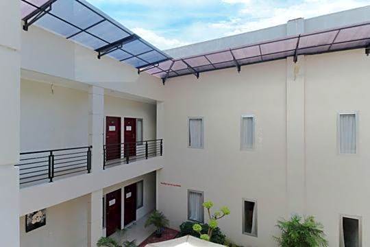 RedDoorz Plus Syariah at Polamas Andalas