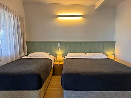 Pearly Shell Motel