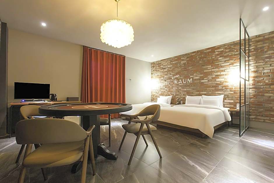 HOTEL RAUM
