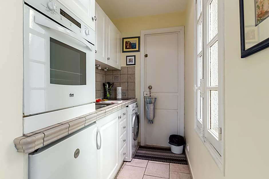 Very charming studio apartment on port in Cannes a short walk to Palais with Aircon and internet 411