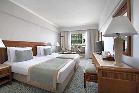 Standard Queen or Twin Bed Lobby View