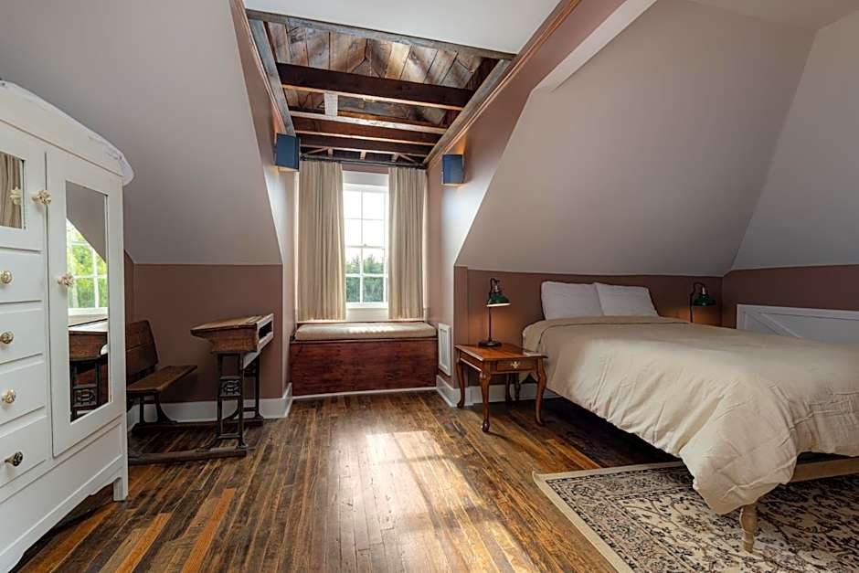 The NuWray Hotel & Carriage House