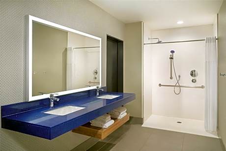 Queen Room with Two Queen Beds and Roll-In Shower - Disability Access