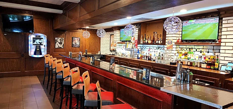 Days Inn & Suites by Wyndham Roseville/Detroit Area