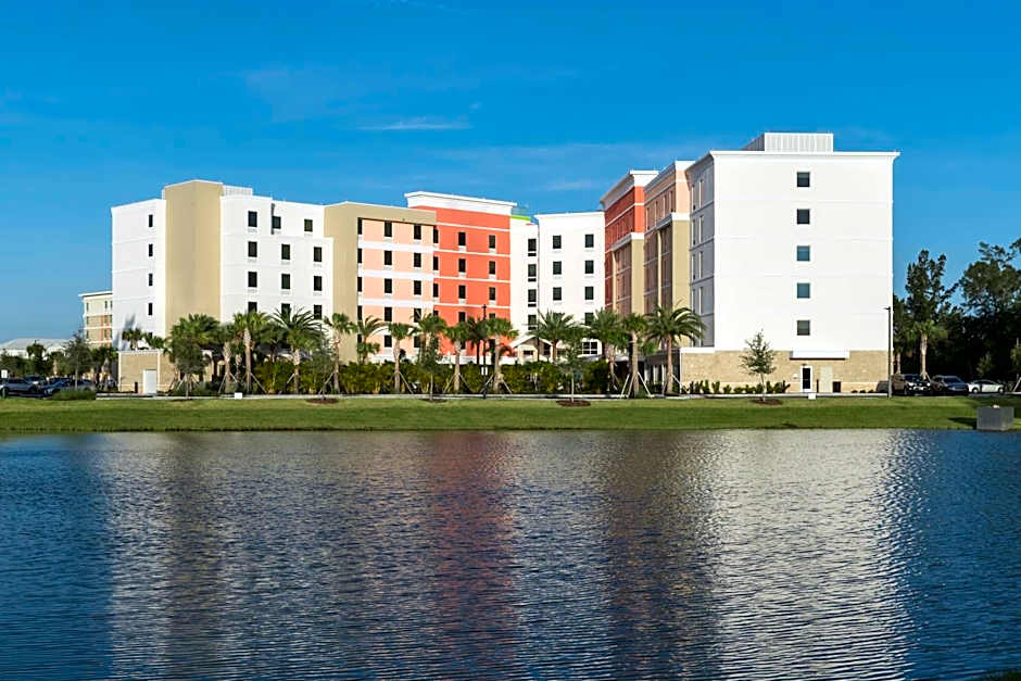 Hampton Inn & Suites Cape Canaveral Cruise Port