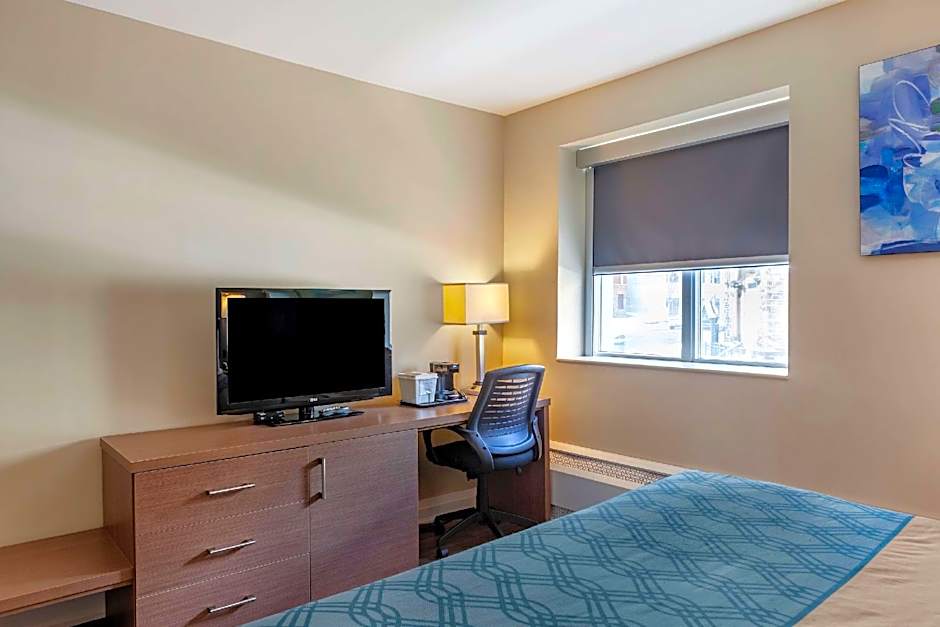 Econo Lodge Inn & Suites Downtown