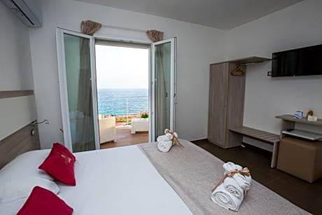 Deluxe Double Room with Balcony and Sea View