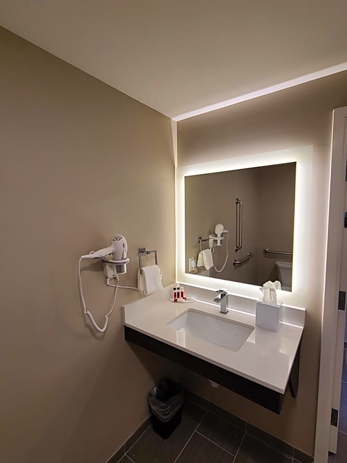 Super 8 by Wyndham Thompson