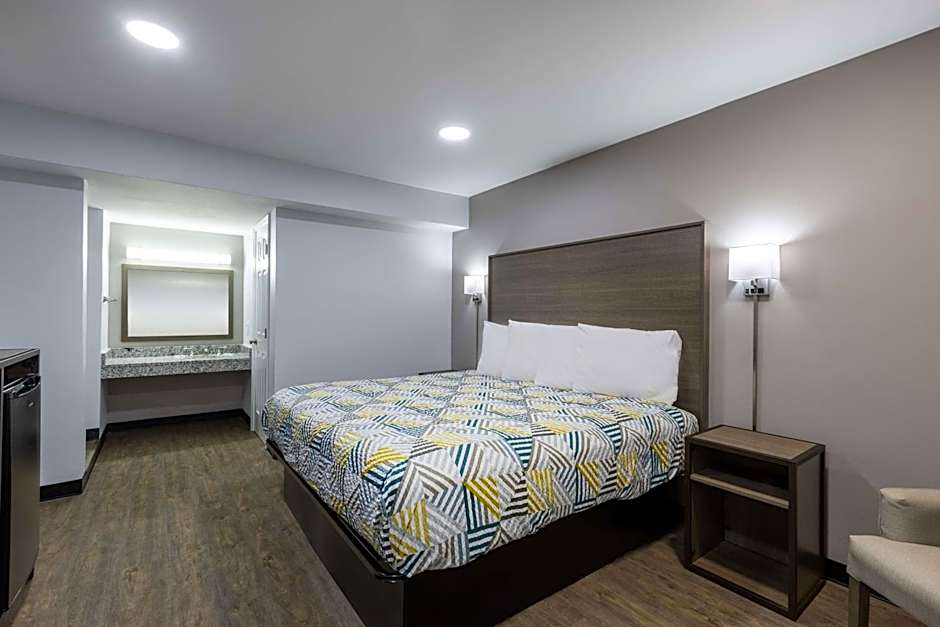 Photo 1 of 5 of Deluxe 1 King Bed, Nonsmoking