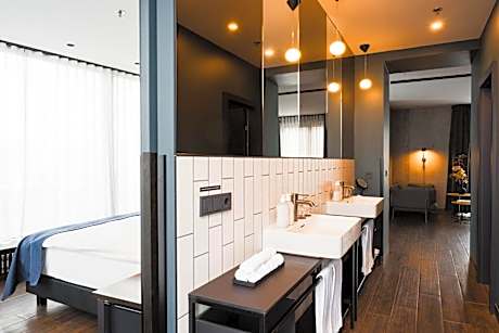 Suite with Harbor View and with Sauna and Gym Access