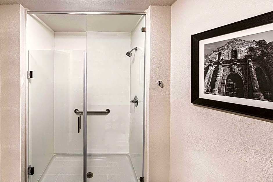 La Quinta Inn & Suites by Wyndham San Antonio by AT&T Center