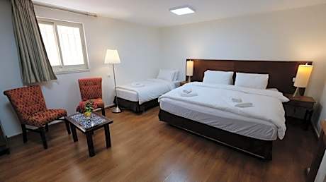 Family Room (1 Double Bed + 1 Single Bed)