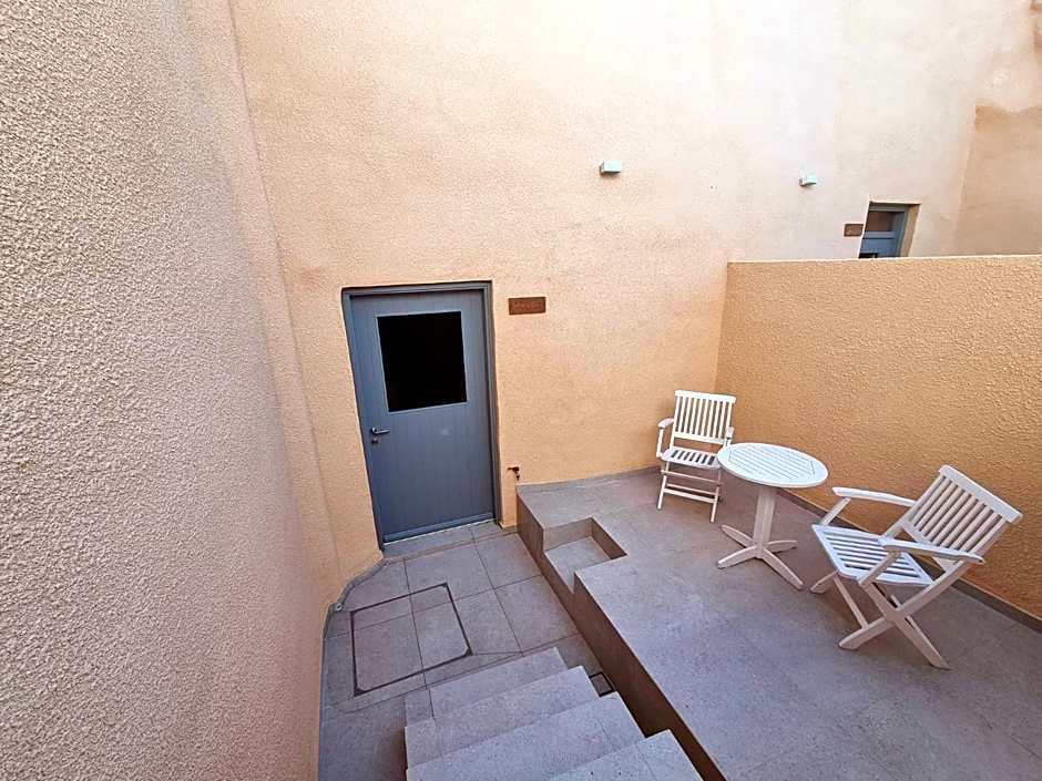 M Residence Santorini Johnnie Cave