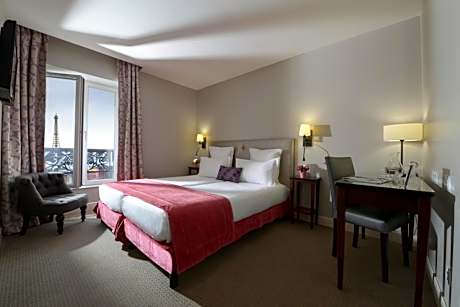 Classic Double Room - Eiffel Tower View