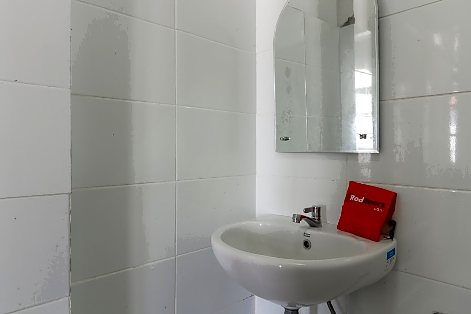 RedDoorz Syariah near Universitas Negeri Padang