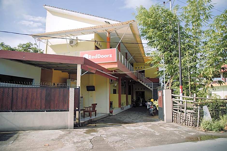 RedDoorz at Hening Homestay