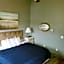 Price Pointe Inn