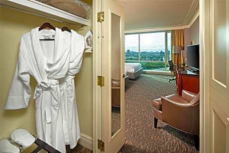 Executive Queen Room with Lake View