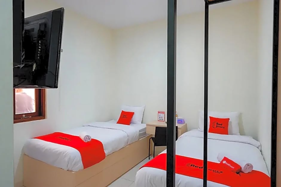 RedDoorz near Alun Alun Kudus 2