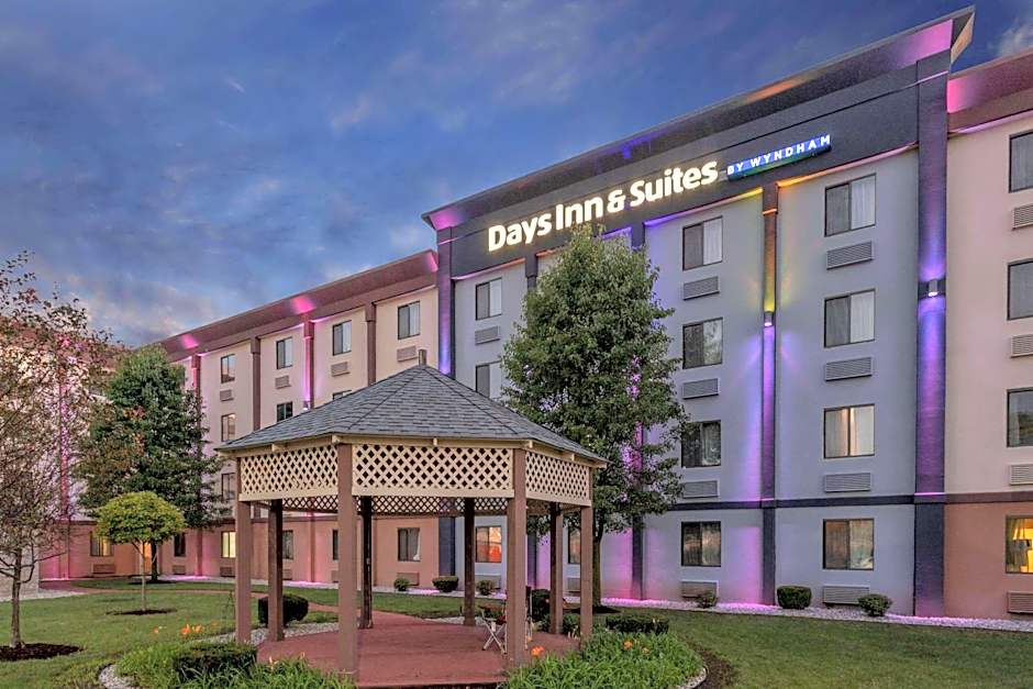 Days Inn and Suites by Wyndham Hammond, IN