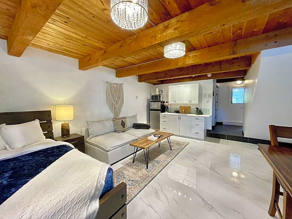 Waterfront Hot Tub Firepit King Bed - 6H