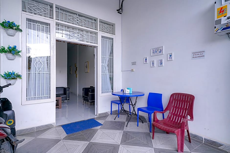 RedDoorz near Pantai Pandan Sibolga