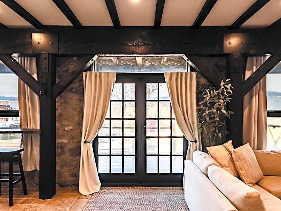 Horsefeathers Hotel