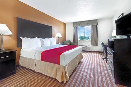 1 King Bed Mobility Accessible Room Non-Smoking