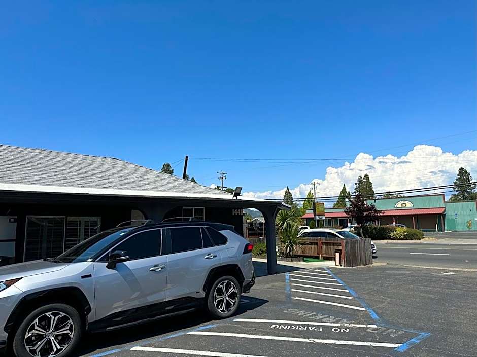 Western Village Inn-NEWLY RENOVATED