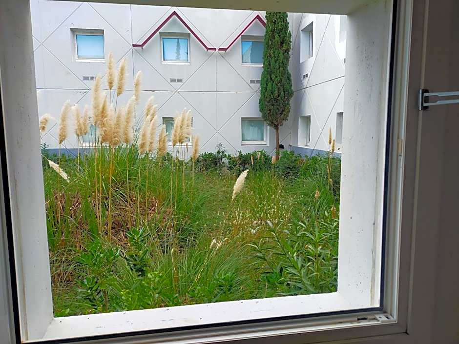 HOTEL THANIA