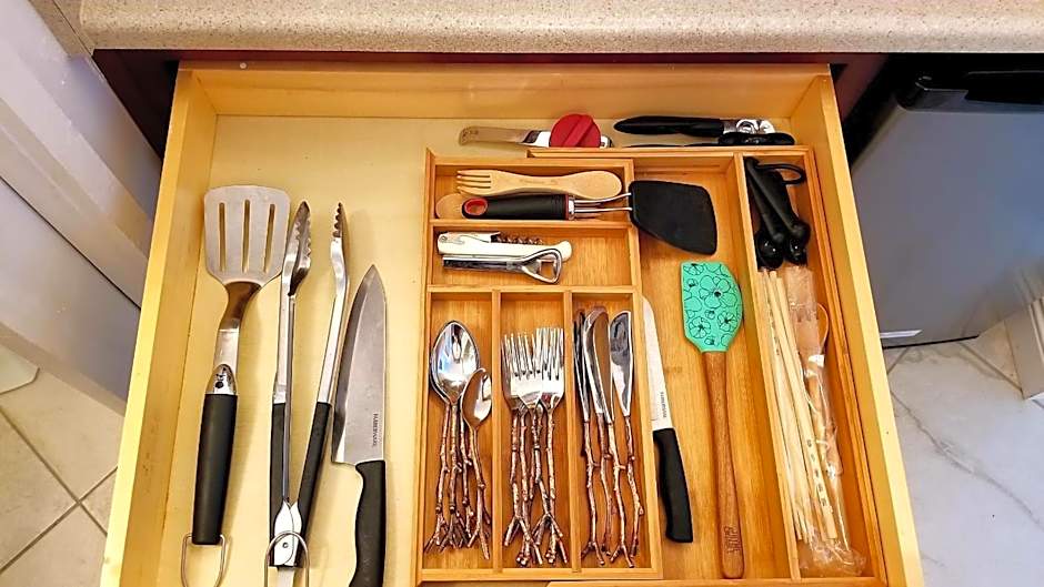 Kona Islander Inn - Prime Downtown Location with Hot Tub, Pool & Beach