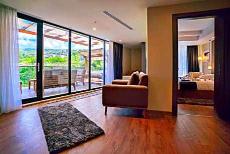 Executive Suite Garden and Lake View
